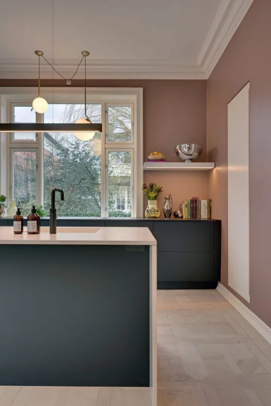 Mauve Farbe moderne Küche großer Raum breites Fenster Kücheninsel Schränke aus dunklem Holz offenes Regal