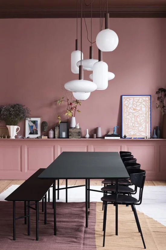 Mauve Farbe modernes Esszimmer schlichtes Möbeldesign Esstisch Bänke weiße Hängelampen Bilder Teppiche