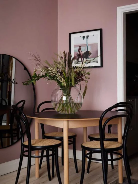 Mauve Farbe stilvolle sehr romantische Essecke malvenfarbene Wände runder Tisch runder Spiegel Vase Bild