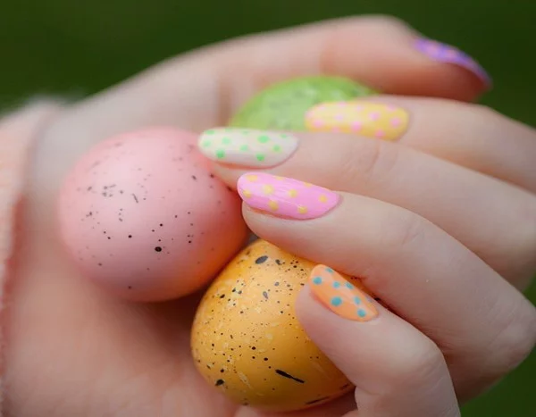 Pastell Nägel – Ideen für eine stilvolle Frühlings- und Oster-Maniküre ostereier muster ideen