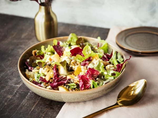 Salat aus roten Blättern, Birnen und Walnüssen Osterbrunch Rezepte