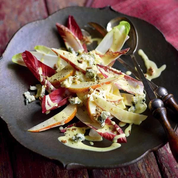 Salat mit roten Blättern, Birnen und Walnüssen