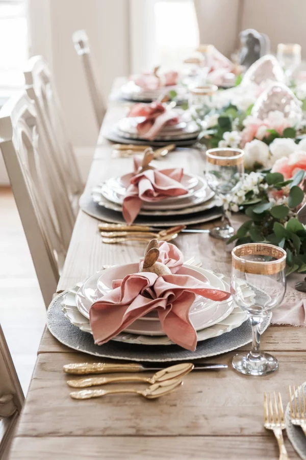Tischdeko zu Ostern Ostertisch Tisch eindecken rosa Stoffservietten