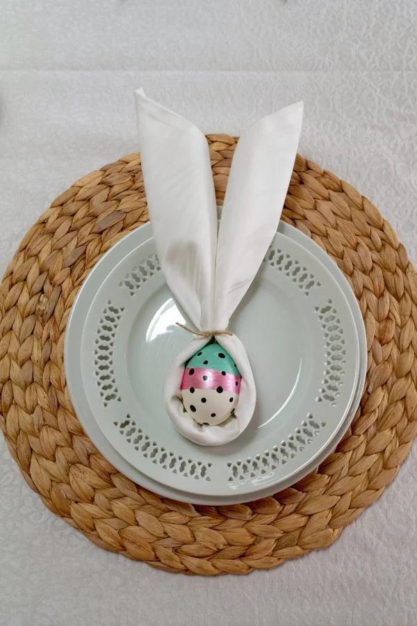 Tischdeko zu Ostern Ostertisch dekorieren Hasenohren