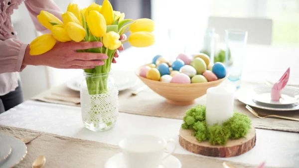 Tischdeko zu Ostern Ostertisch dekorieren gelbe Tulpen