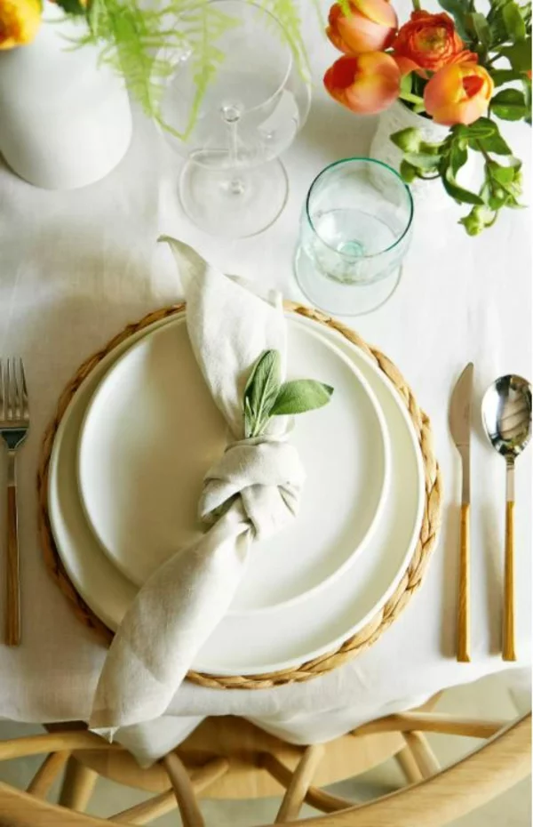 Tischdeko zu Ostern Tisch eindecken Servietten falten