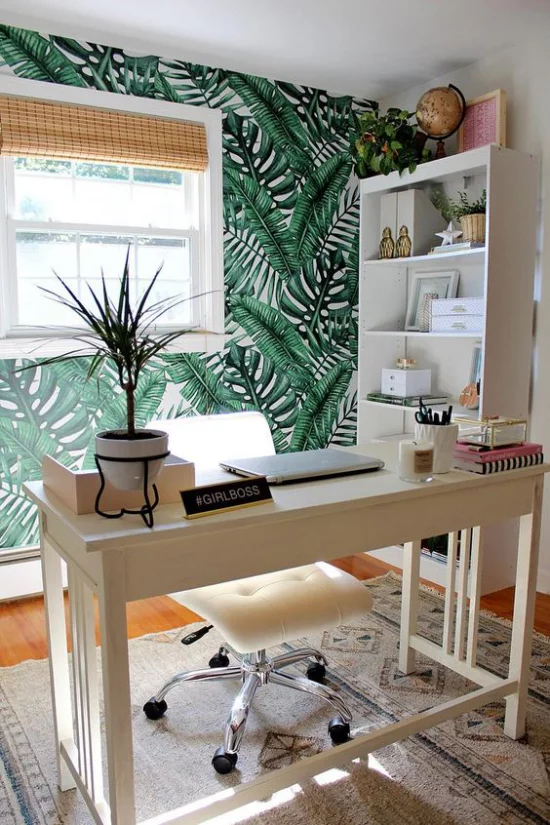 Tropische Deko im Home Office Akzentwand Fenster Schreibtisch Bürosessel Regal Topfpflanze heller Teppich