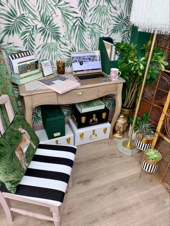 Tropische Deko im Home Office kleine Arbeitsecke Akzentwand grüne Topfpflanzen Messingfigur Goldakzente