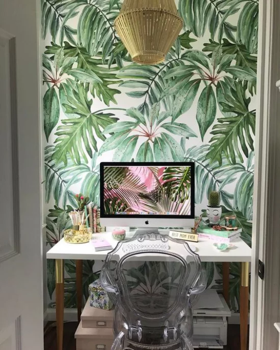 Tropische Deko im Home Office kleine Arbeitsecke in der Nische Akzentwand tropische Muster Tapete PC kreativ und konzentriert arbeiten