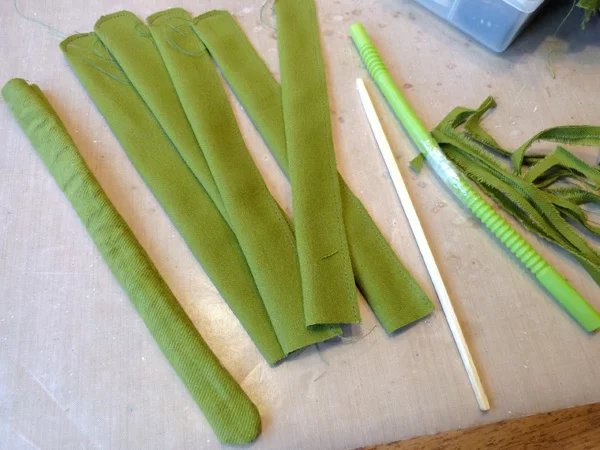 Wie kann man Tulpen basteln - Nähanleitung für DIY Tulpen aus Stoff grün