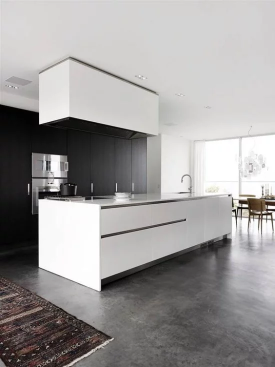 grauer Boden cooler Look Betonboden moderne minimalistische Küche kleiner bunter Läufer
