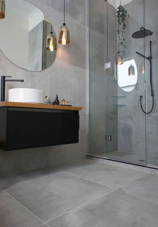 grauer Boden graue Fliesen perfekte Option für modernes minimalistisches Bad
