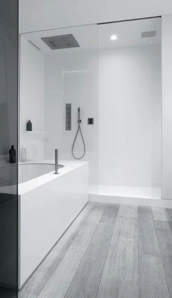 grauer Boden wasserresistentes Laminat im Bad sehr moderne minimalistische Badgestaltung Wanne Glaswände Dusche