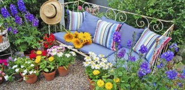 Gartenbank dekorieren – Ideen und Tipps für ein zauberhaftes Gartengefühl