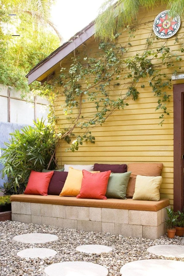 Gartenbank dekorieren – Ideen und Tipps für ein zauberhaftes Gartengefühl einfache deko mit wurfkissen