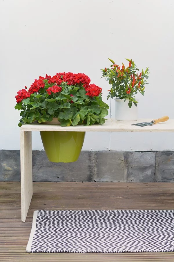 Gartenbank dekorieren – Ideen und Tipps für ein zauberhaftes Gartengefühl garten bank ideen mit blumentopf