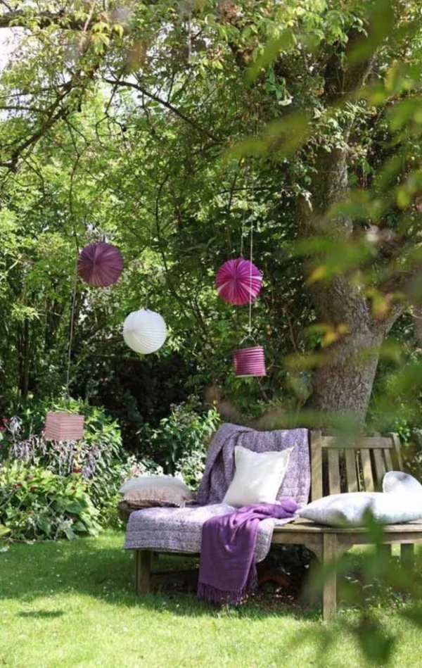 Gartenbank dekorieren – Ideen und Tipps für ein zauberhaftes Gartengefühl gartenbank um baum lila deko
