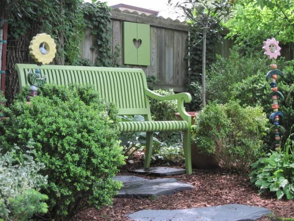 Gartenbank dekorieren – Ideen und Tipps für ein zauberhaftes Gartengefühl grüne garten bank schön