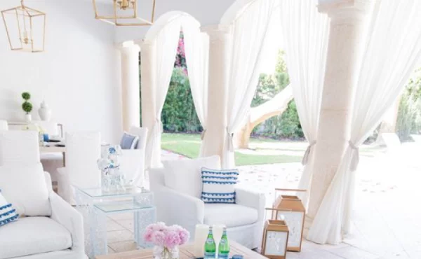 Open-Air-Wohnzimmer Relax-Zone bequeme weiße Möbel leichte weiße Gardinen Sonnenschutz