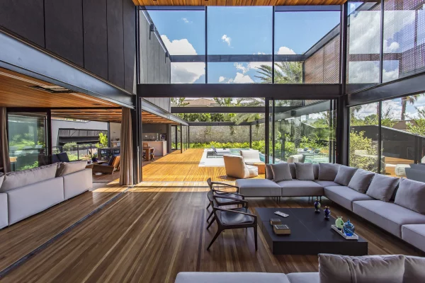 Open-Air-Wohnzimmer luxuriöses Raumkonzept graue Sitzgarnitur dunkler Bodenbelag