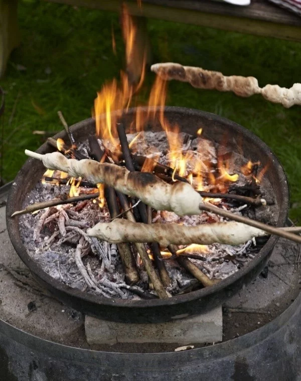Stockbrot Rezept Ideen perfekt für ein Lagerfeuer grillen brot feuerschale