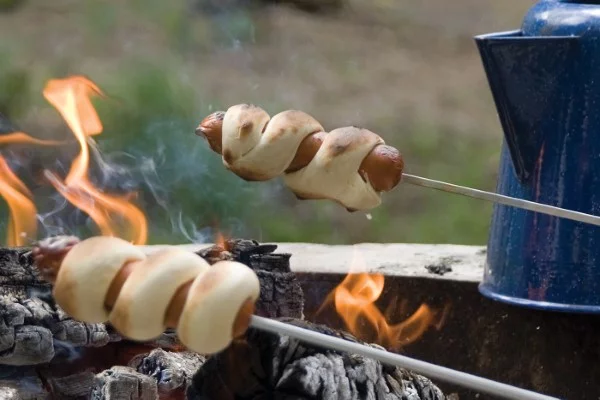 Stockbrot Rezept Ideen perfekt für ein Lagerfeuer hotdot würstchen am grill mit brot