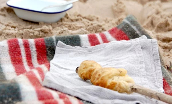 Stockbrot Rezept Ideen perfekt für ein Lagerfeuer picknick am strand