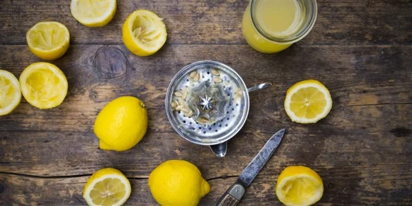 Zitronendiät Entgiftungsgetränk zubereiten Limonade Zitronen halbieren
