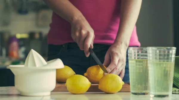 Zitronendiät Entgiftungsgetränk zubereiten Zitrussaft trinken