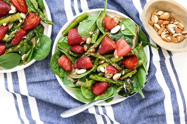 gesunde salat rezepte mit grünem spargel und erdbeeren