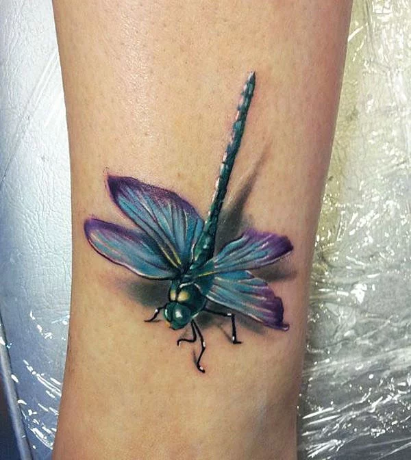 3d tattoo fußschenkel libelle