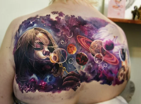 3d tattoo rücken bunte tätowierung universum