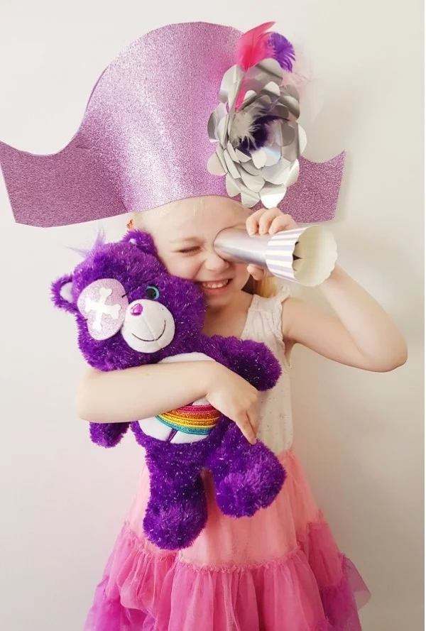 Piratenhut basteln mit Kindern – coole Ideen für Ihre nächste Kostümparty kind mädchen rosa hut