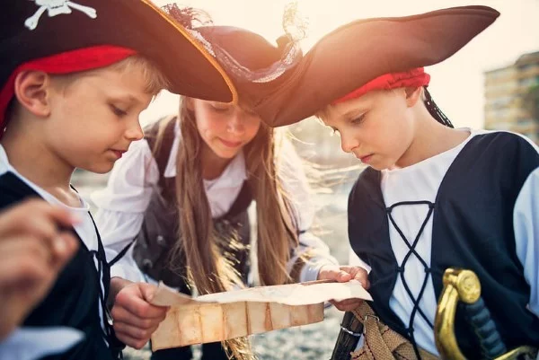 Piratenhut basteln mit Kindern – coole Ideen für Ihre nächste Kostümparty kinder schatzsuche garten