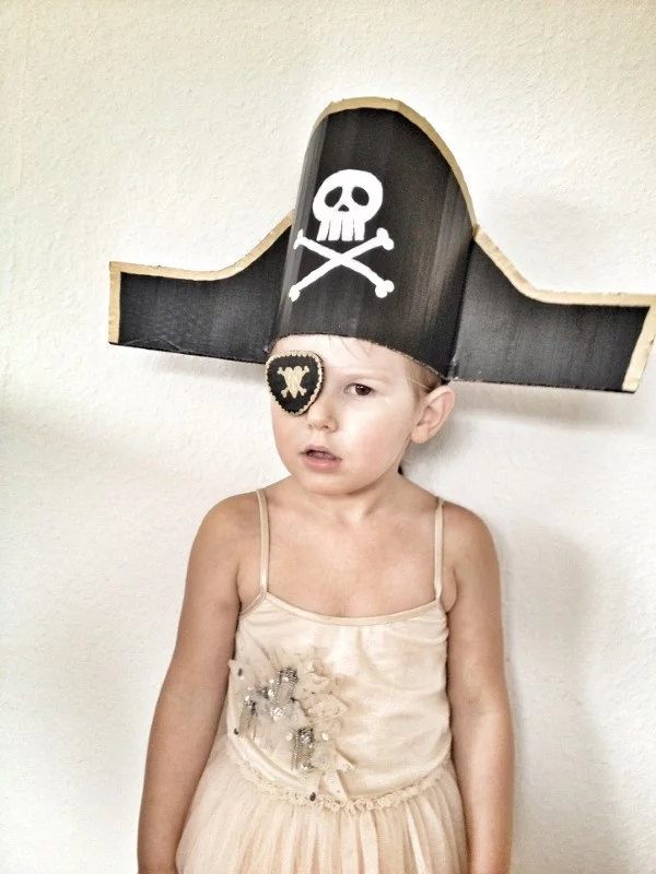 Piratenhut basteln mit Kindern – coole Ideen für Ihre nächste Kostümparty piraten kostüm rustikal