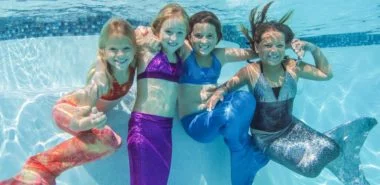 Meerjungfrau Flosse für Kinder basteln - eine coole Bastelidee und 2 verschiedene Anleitungen dazu