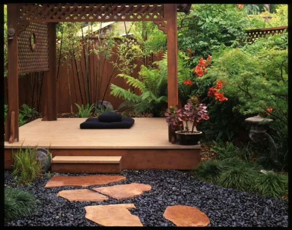 Yoga Garten anlegen und gestalten Holzplattform viel Grün Blumen Steine sichtgeschützt ruhig intim