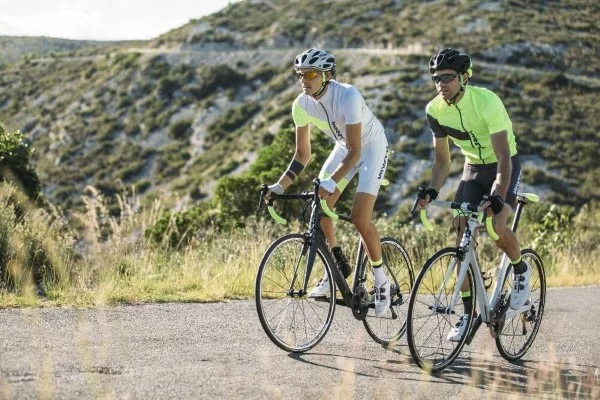 Fahrradbekleidung – kleine Kaufberatung für Hobby- und Profi-Radfahrer cross country gebirge radfahren