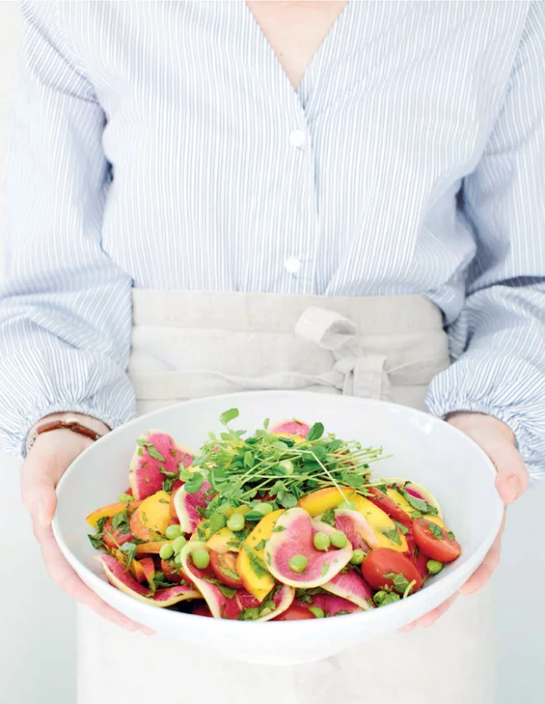 Frische Sommersalate Salat mit Nektarinen Tomaten Radieschen schmeckt sommerlich