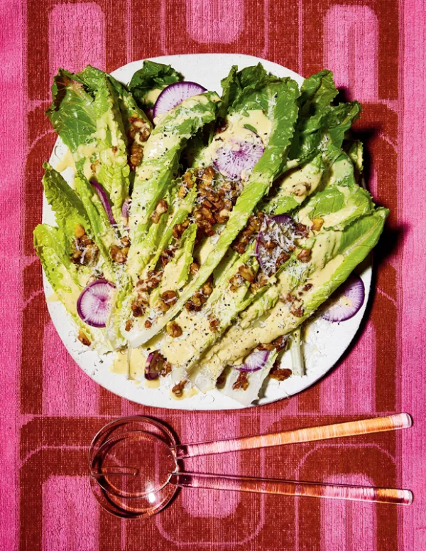 Frische Sommersalate veganer Salat Tahini Caesar genannt ein Klassiker aus dem Nahen Osten