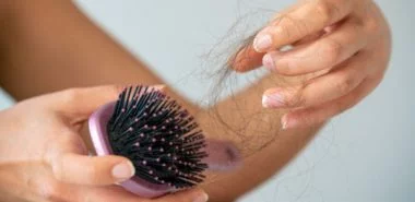 6 Hausmittel gegen Haarausfall, die Sie leicht und einfach anwenden können