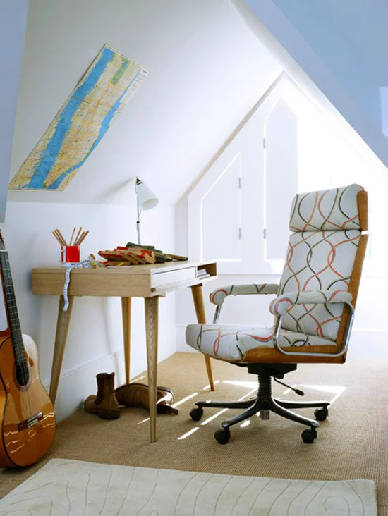 Heimbüro auf dem Dachboden kleiner Raum unter dem Dach Dachfenster Tisch Stuhl Gitarre