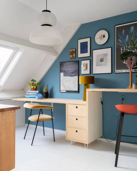 Heimbüro auf dem Dachboden schöne Akzentwand in Blau viele Bilder Blickfang