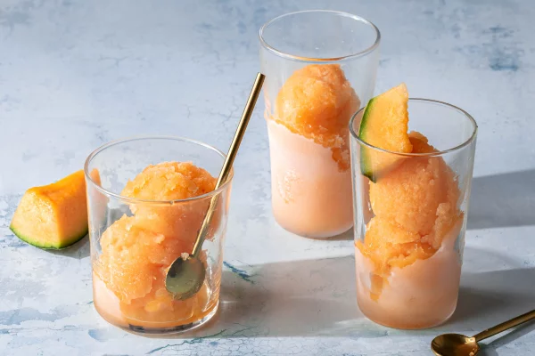 Melonen Desserts einfaches Rezept Melonenbällchen einfrieren in Glas legen servieren