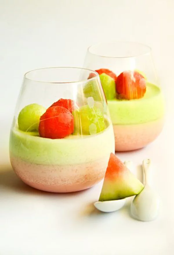 Melonen Desserts in Schichten mit Bällchen garnieren farblich im Einklang typische Farben des Fruchtfleisches