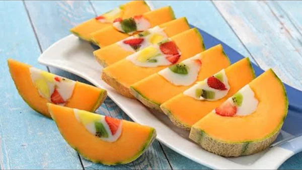 Melonen Desserts interessante Idee Honigmelone entkernen mit anderen Früchten füllen einfrieren in Scheiben schneiden