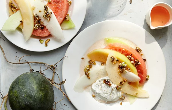 Melonen Desserts verschiedene Melonensorten in Scheiben geschnitten mit Eis und Nüssen kombiniert