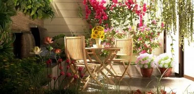 Romantische Blumen machen den Garten zu einem Ort zum Genießen