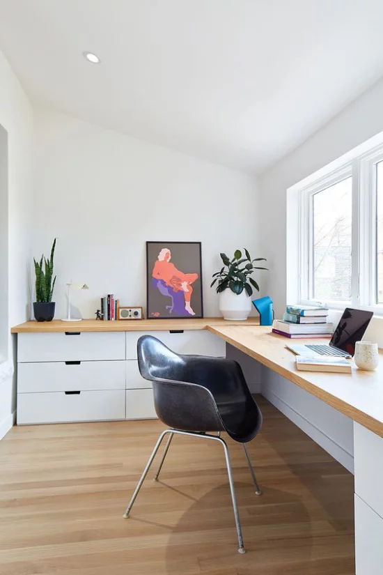 zeitgenössisches Home Office ansprechendes einladendes Heimbüro zwei immergrüne Topfpflanzen ein angelehntes an die Wand Bild genug Raumdeko