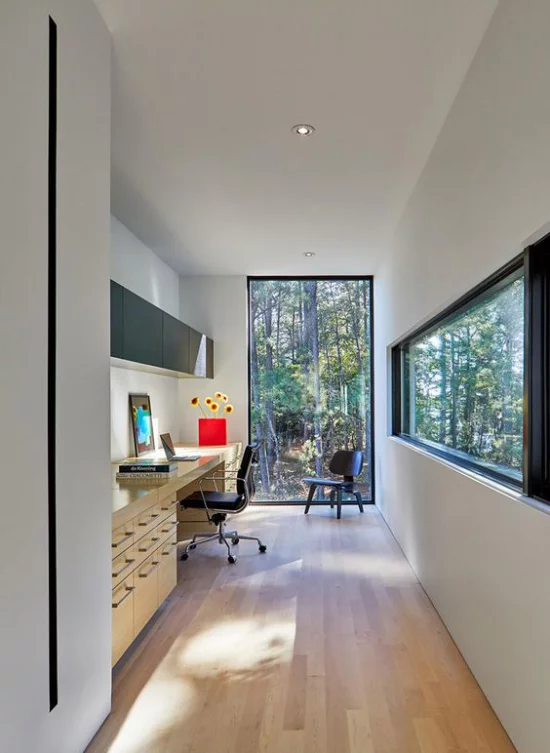 zeitgenössisches Home Office weite Fenster Glaswand die Natur kommt ins Heimbüro
